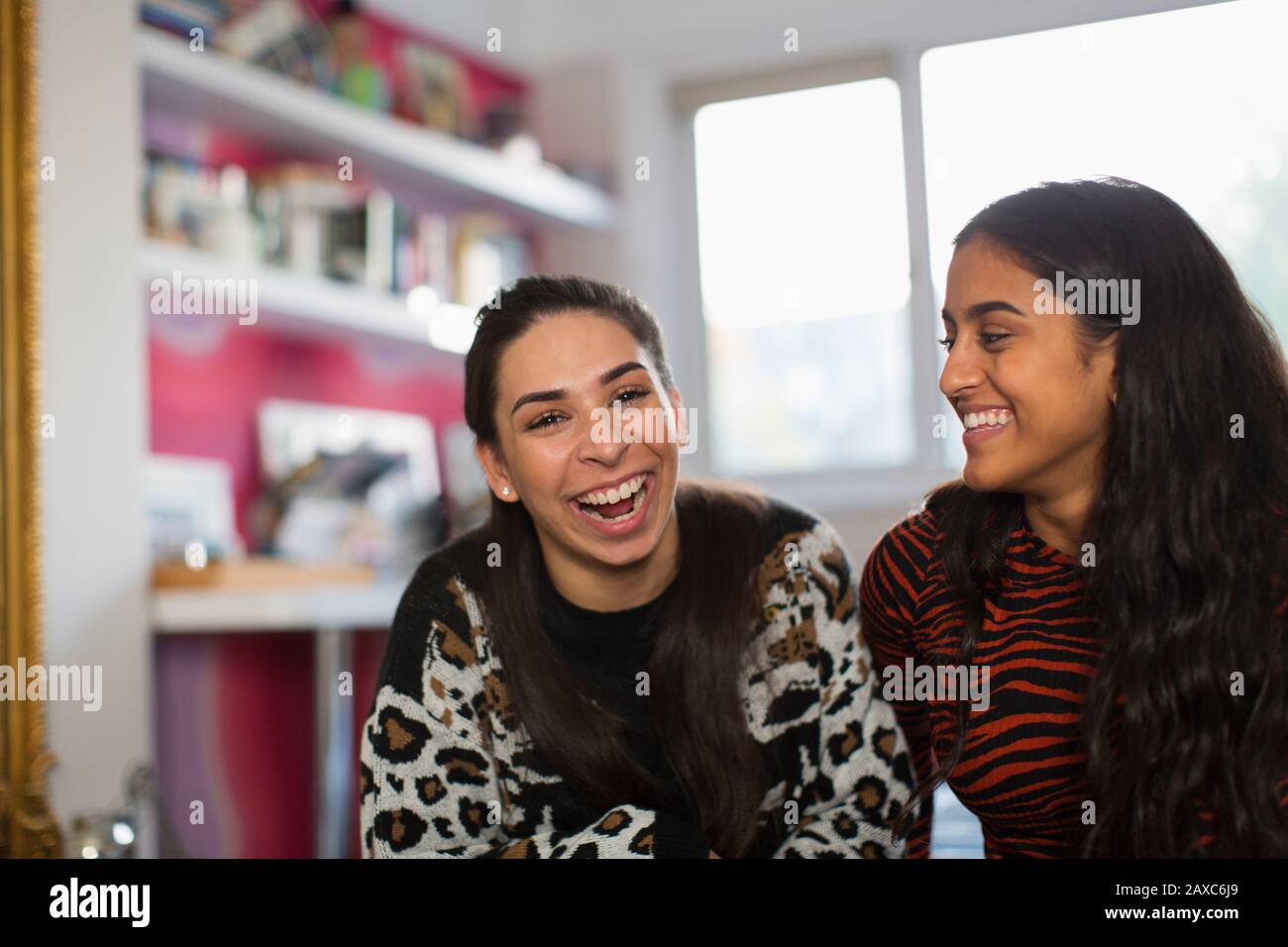Portrait lachende Teenager-Mädchen-Freunde Stockfoto