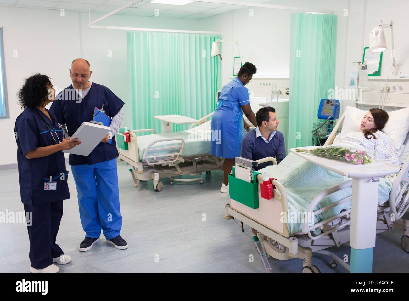 Ärzte, Pfleger und Patient in der Krankenstation Stockfoto