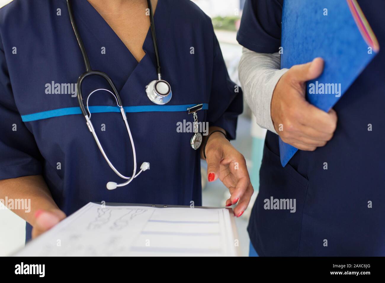 Schließen Sie Ärzte mit medizinischen Chartberatungen im Krankenhaus ab Stockfoto