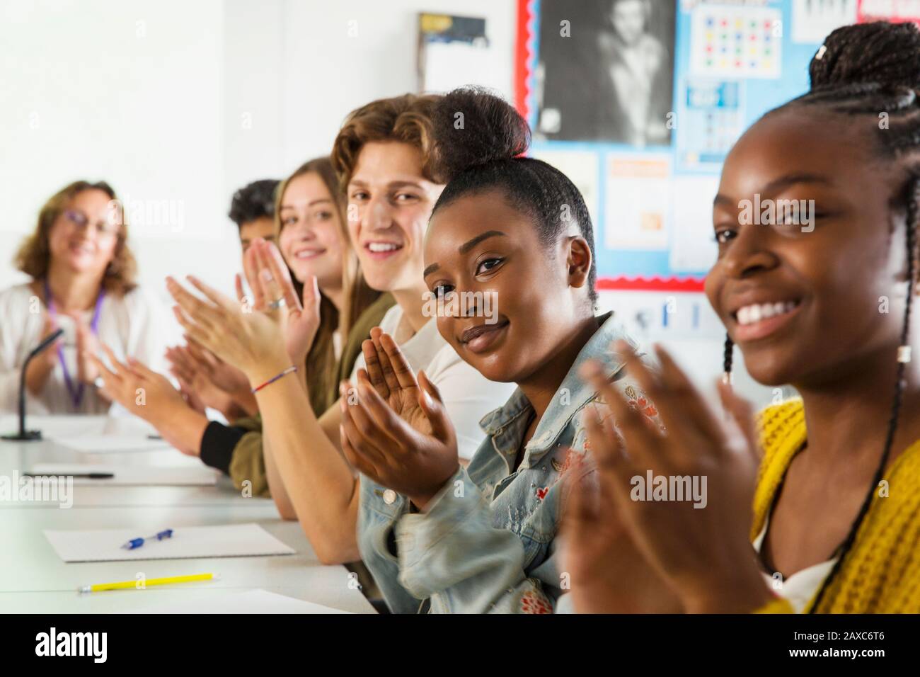 Schüler der High School klatschen in der Debattierklasse Stockfoto