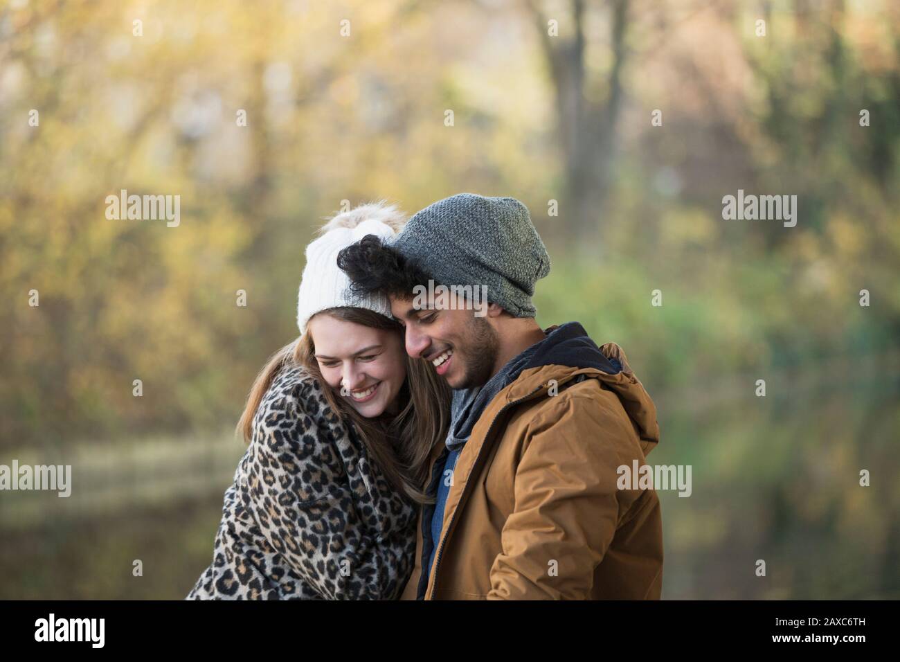 Liebevoll umarmte junge Paare im Freien Stockfoto