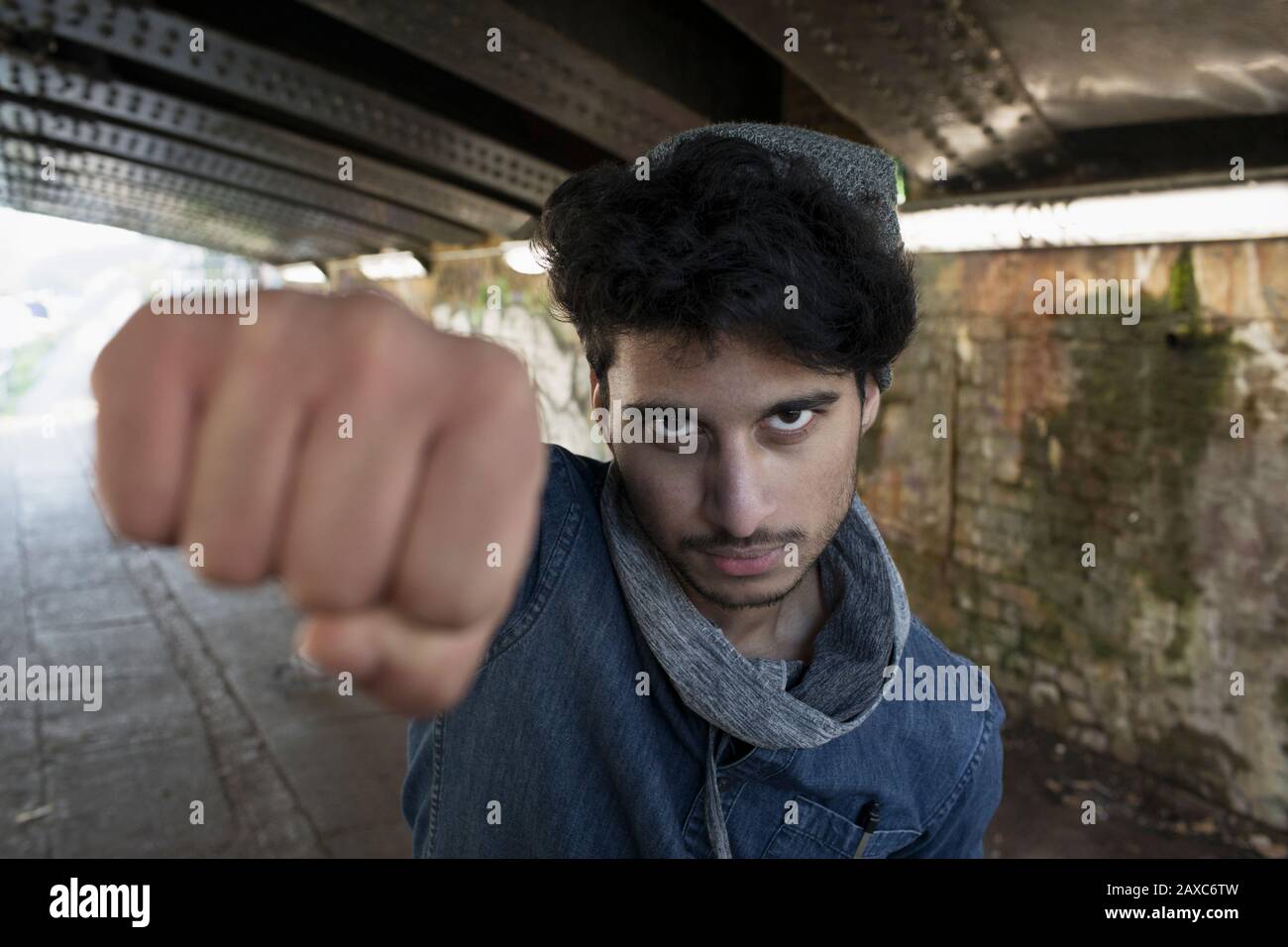 Portrait Tough Young man stanzen im städtischen Tunnel Stockfoto