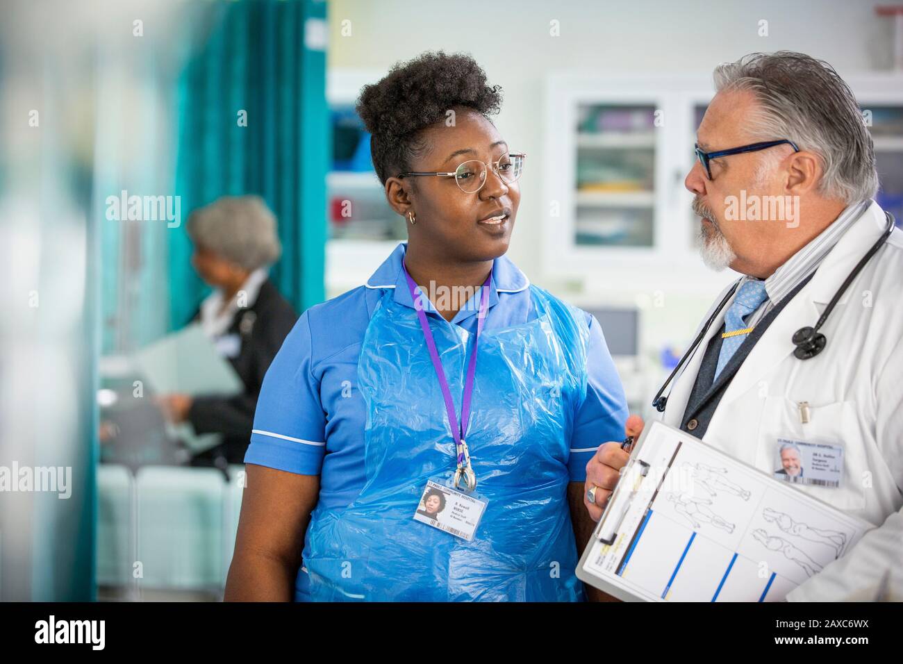 Männliche Ärztin und Krankenschwester sprechen im Krankenhaus Stockfoto