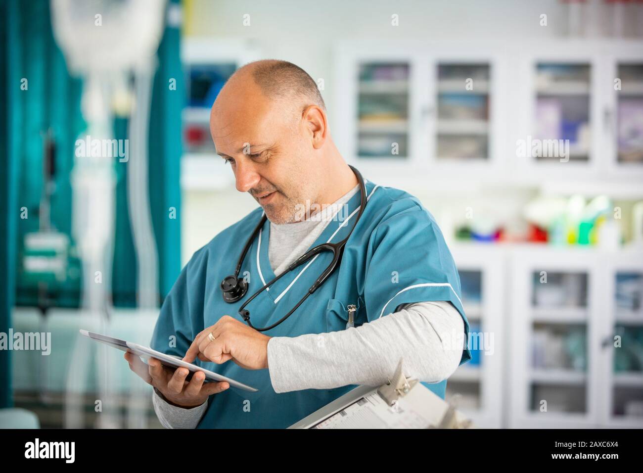 Männlicher Arzt mit digitalen Tablet im Krankenhaus Stockfoto