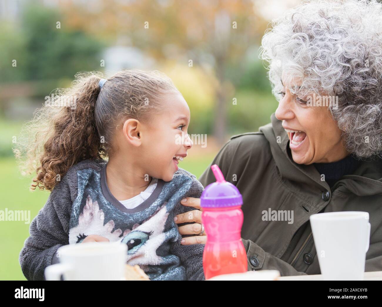 Verspielte Großmutter und Enkelin Stockfoto