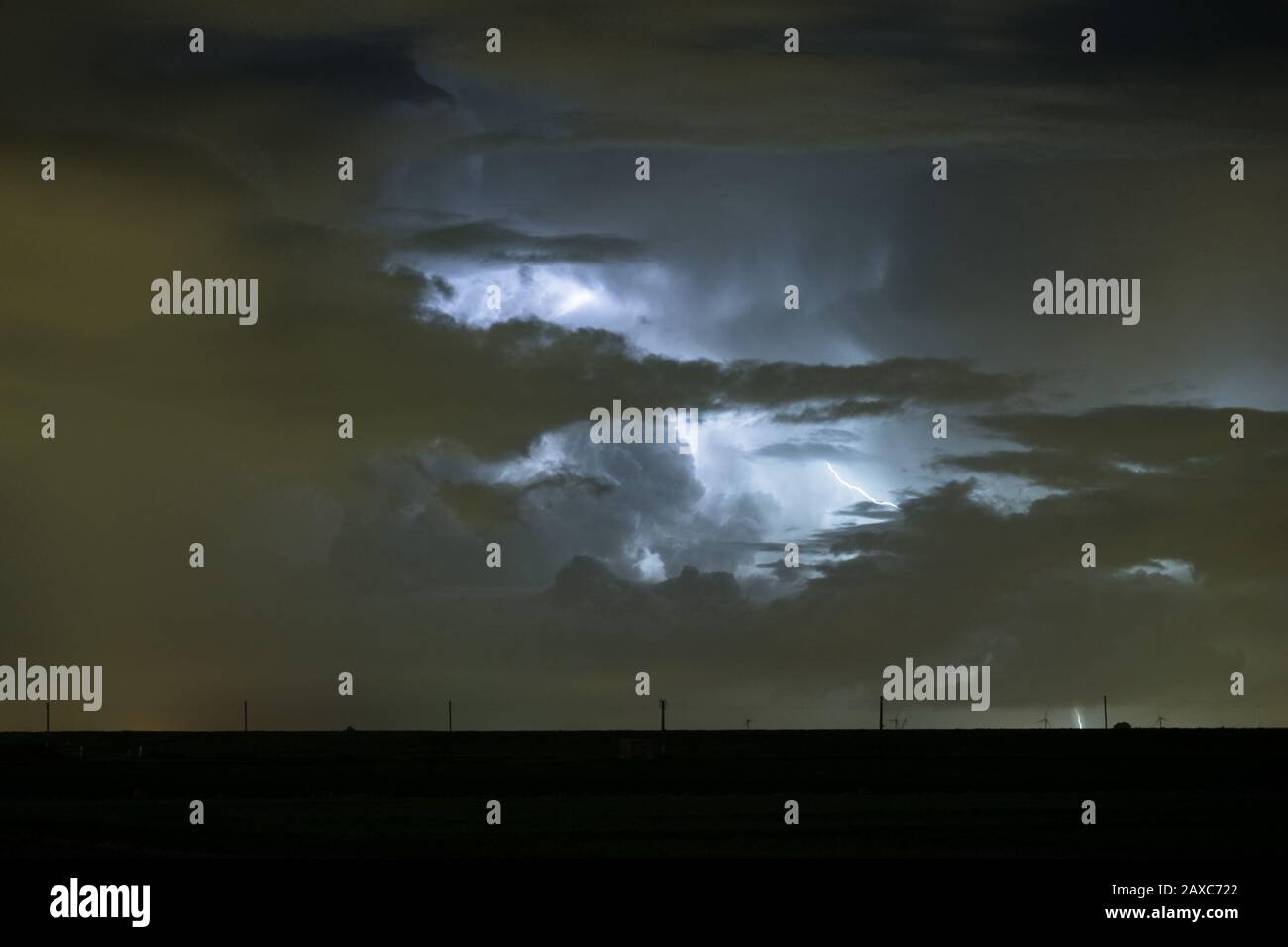 Dramatisches Nachtbild einer durch Blitzschlag beleuchteten Kumulonimbuswolke Stockfoto