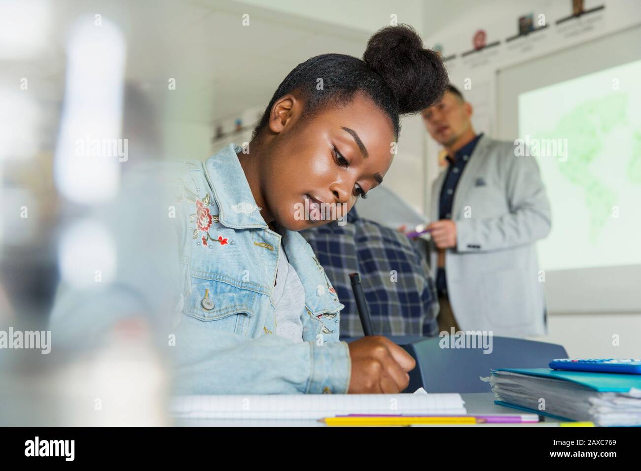 Geballte High-School-Schülerin, die im Klassenzimmer studiert Stockfoto