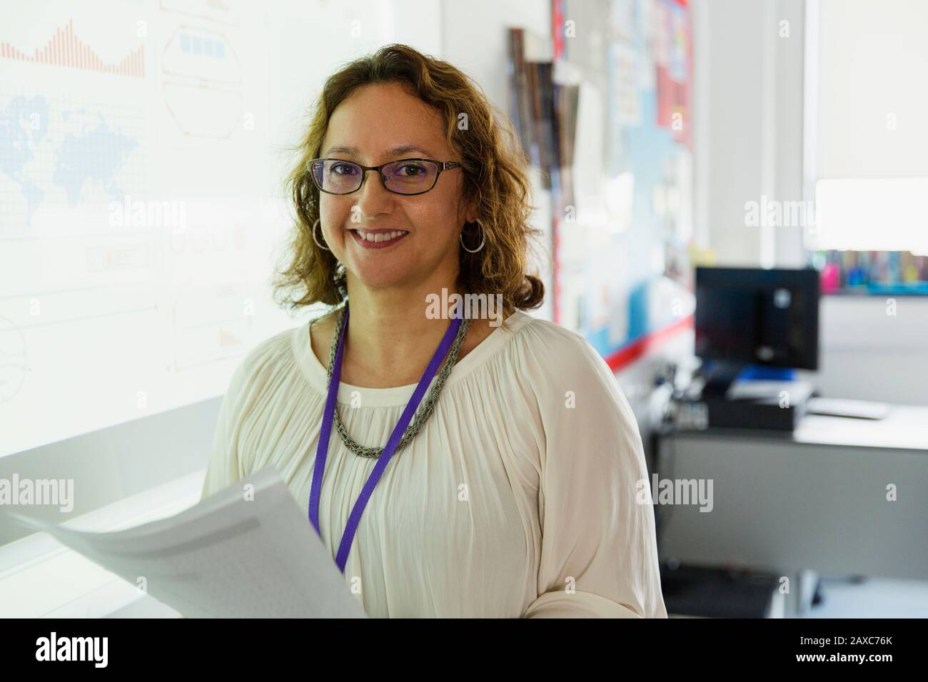 Portrait selbstbewusste Lehrerin auf der Projektionsleinwand im Klassenzimmer Stockfoto
