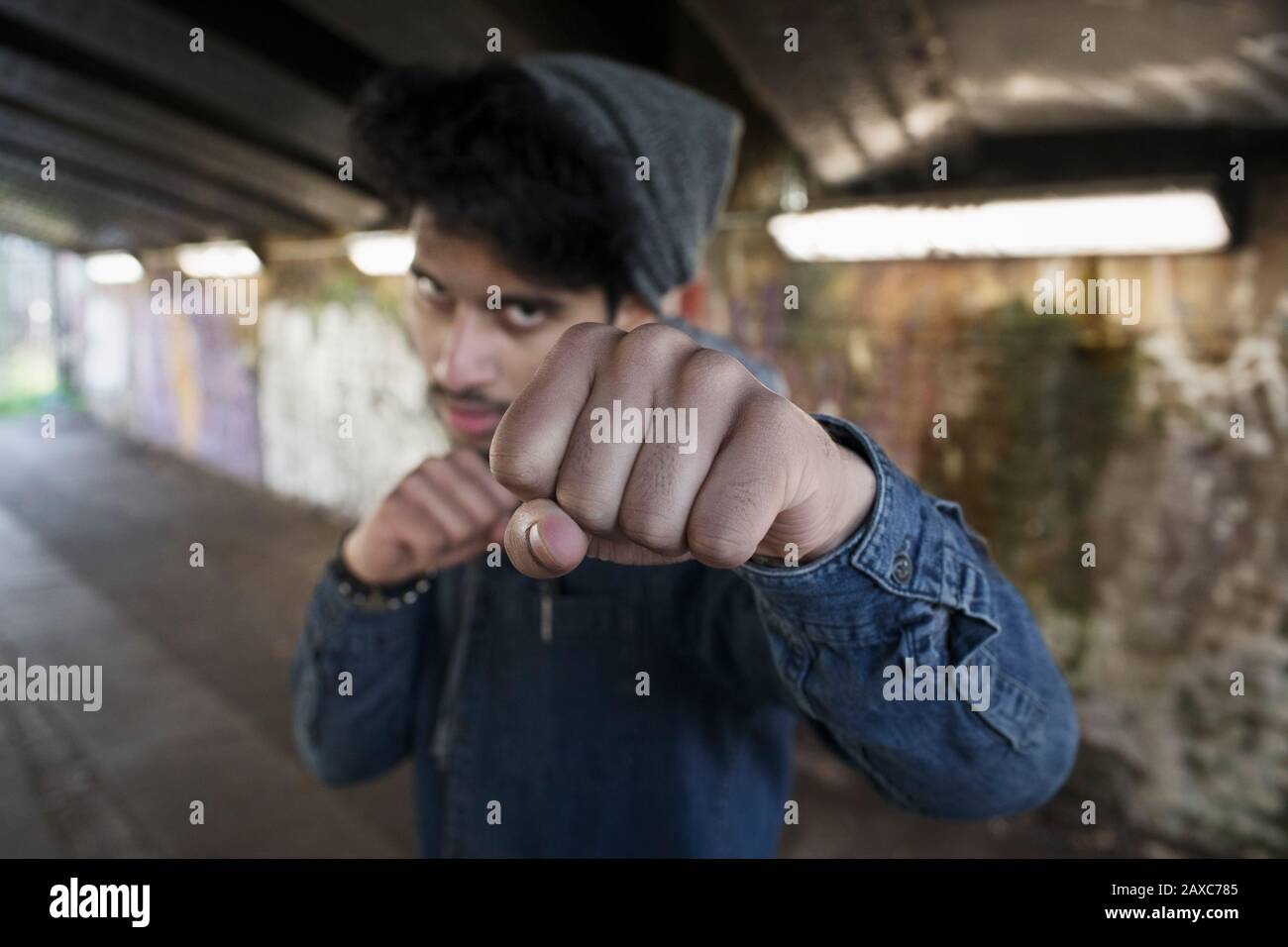 Portrait Tough Young man stanzen im städtischen Tunnel Stockfoto