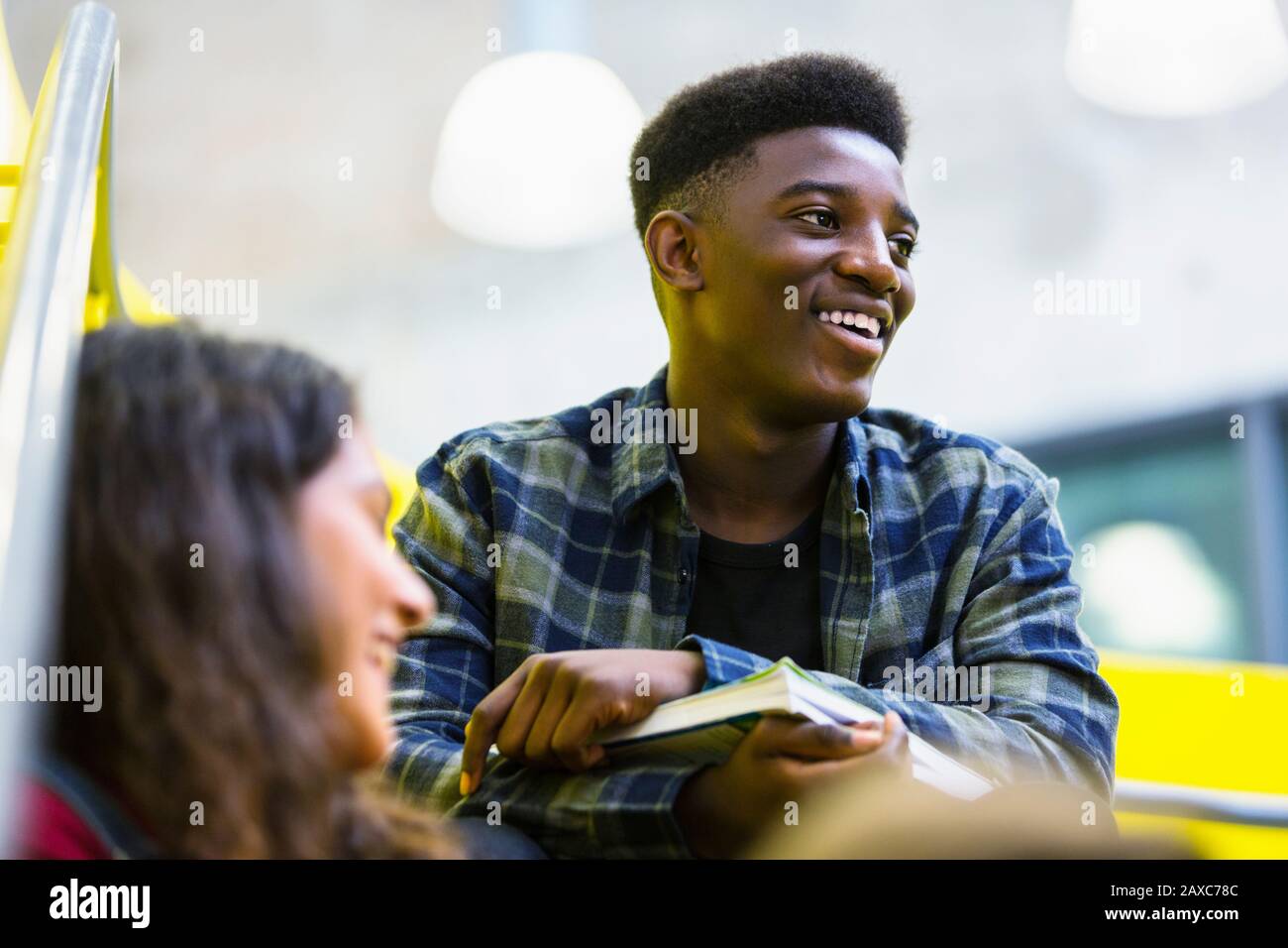 Lächelnder Schüler mit hohem Jungen Stockfoto