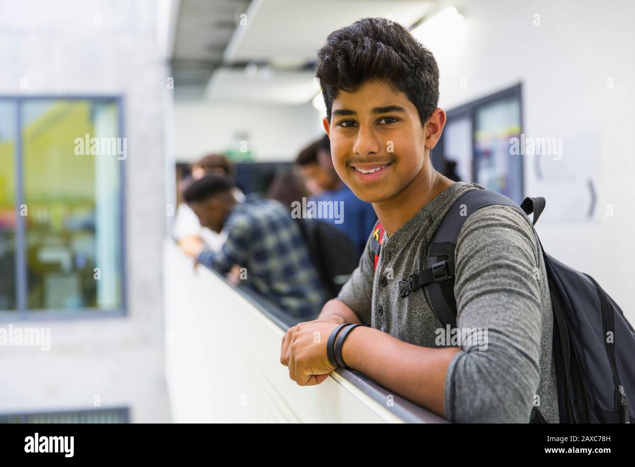 Portrait zuversichtlich Junior High junge Student Stockfoto