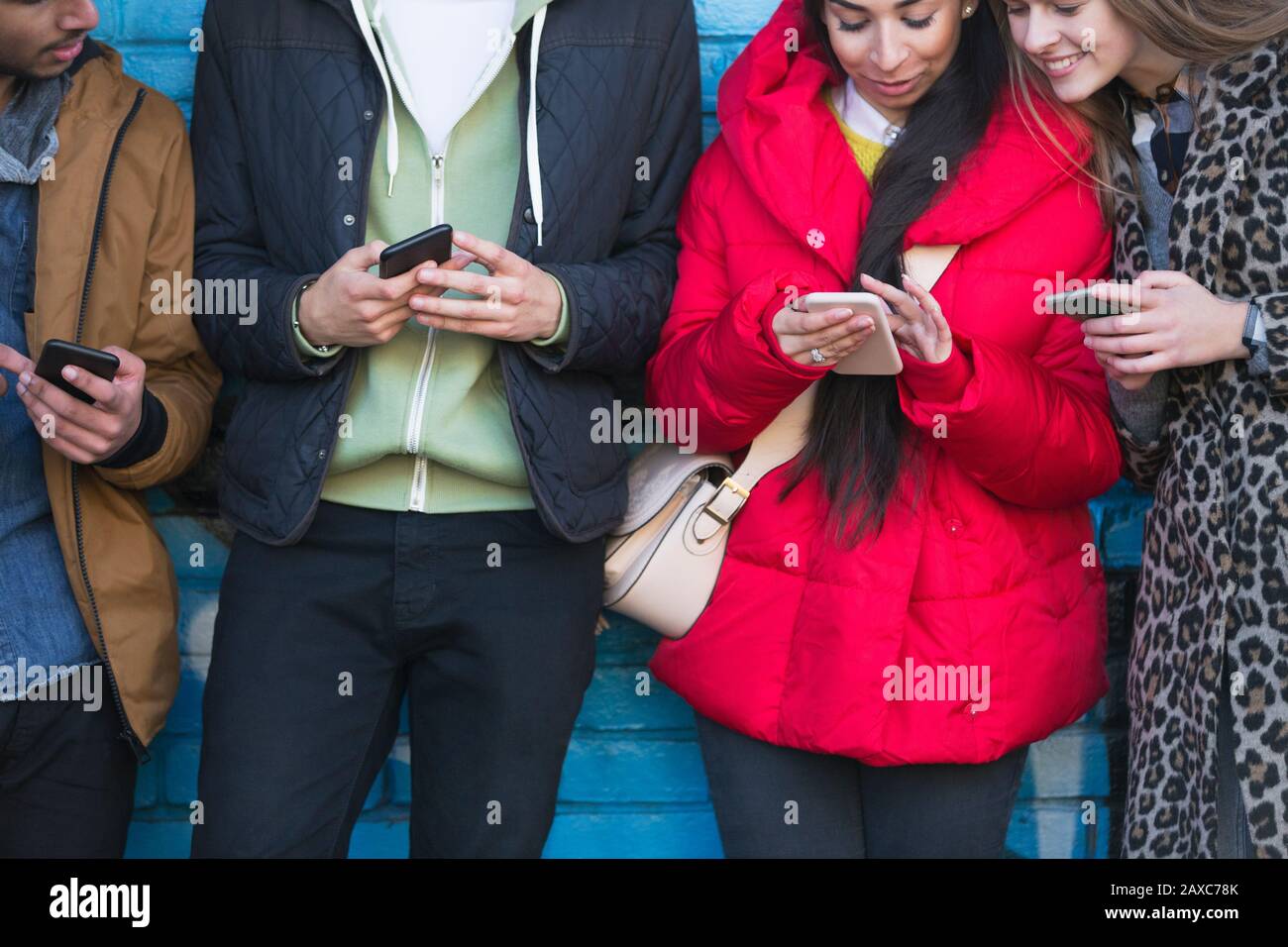 Junge Erwachsene mit Smartphones Stockfoto