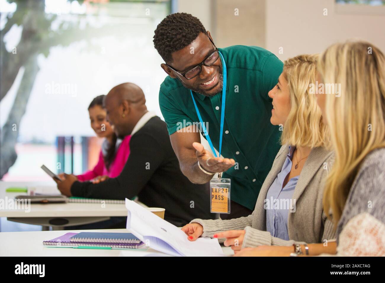 Community College-Dozenten helfen Studenten im Klassenzimmer Stockfoto