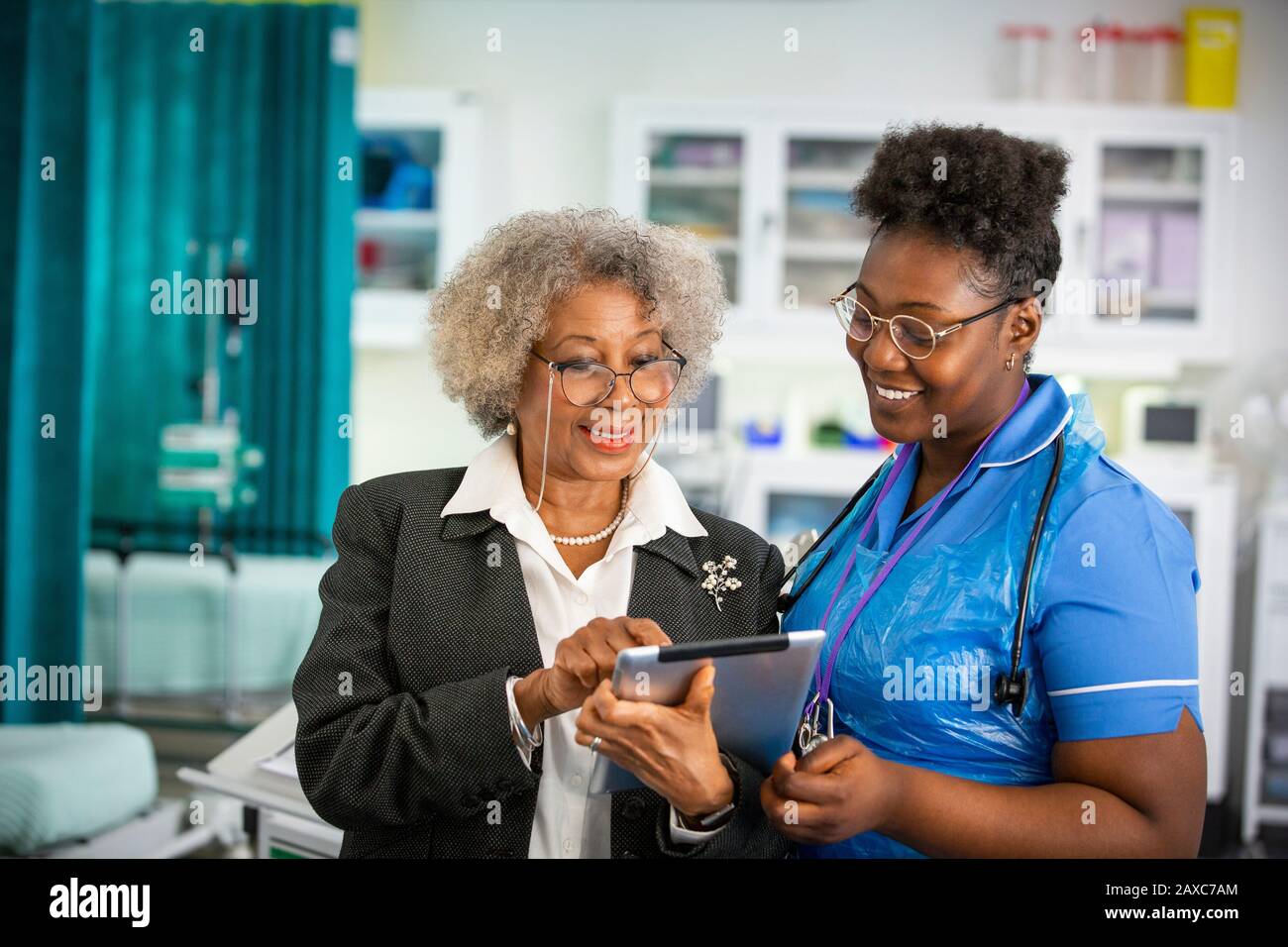 Ärztin und Krankenschwester mit digitaler Tablette im Krankenhaus Stockfoto