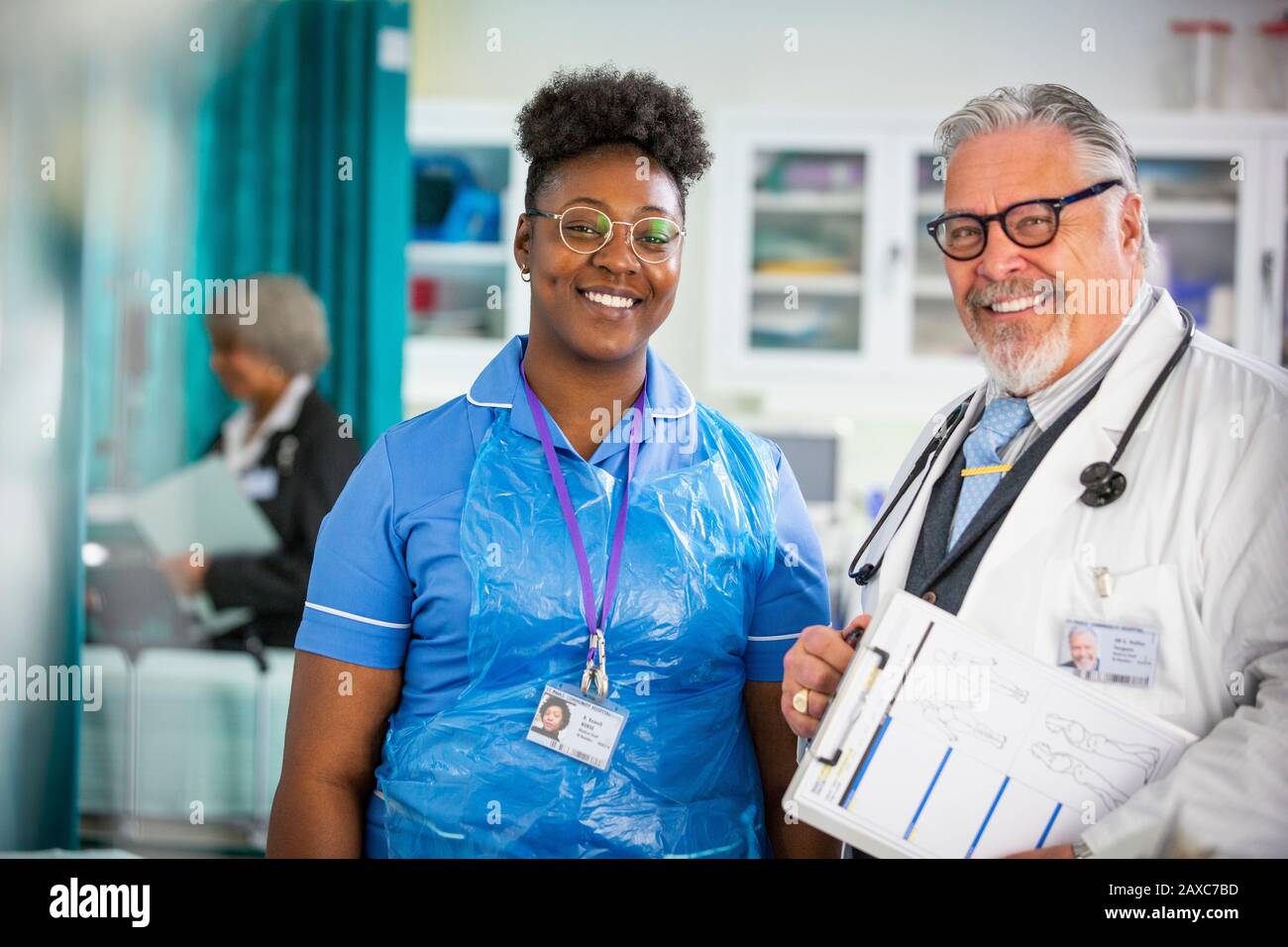 Portrait selbstbewusster Arzt und Pfleger im Krankenhaus Stockfoto