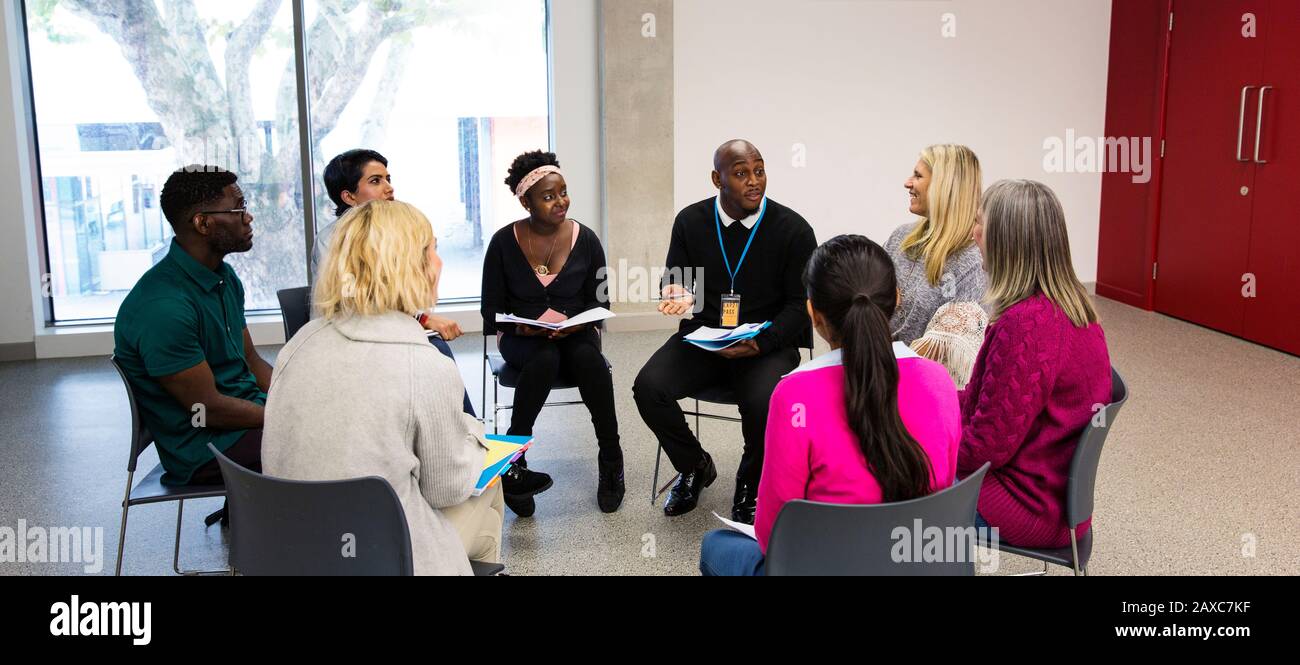 Menschen, die im Kreis der Treffen der Support-Gruppen im Gemeindezentrum sprechen Stockfoto