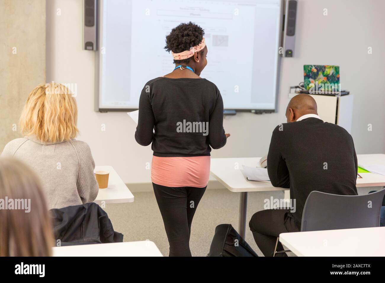 Hochschulprofessor, der Unterricht im Klassenzimmer führt Stockfoto