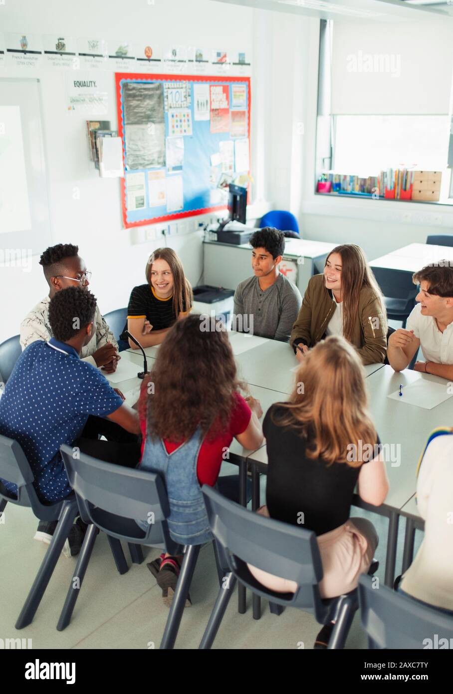 High-School-Schüler sprechen während des Debattierens im Klassenzimmer Stockfoto