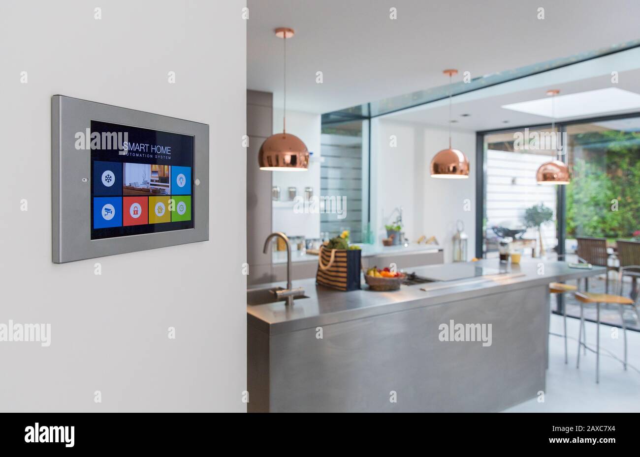 Smart Home Navigationssystem an der Wand in der Küche Stockfoto
