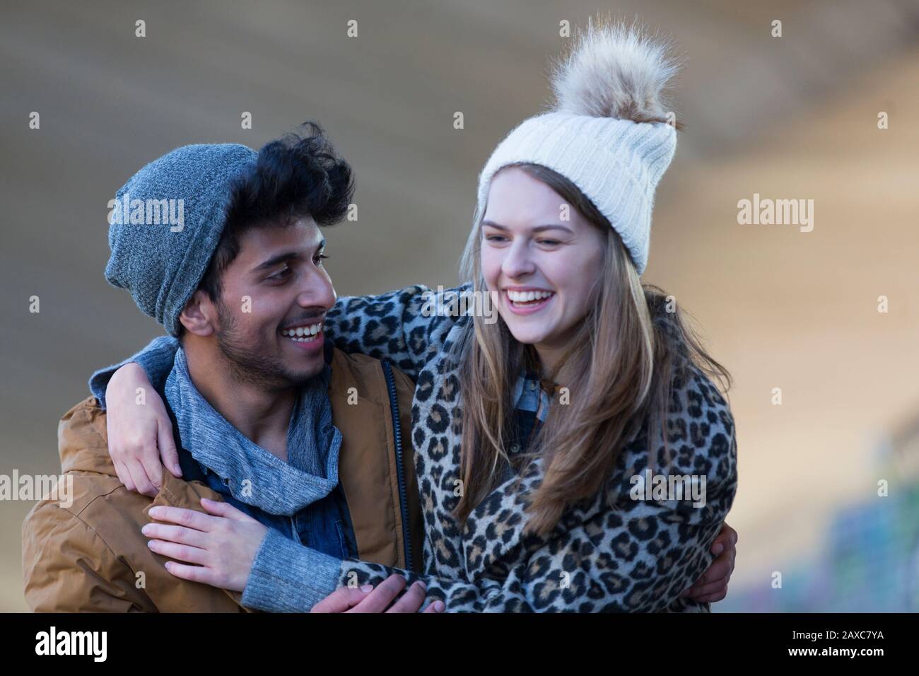 Glückliches junges Paar umarmt Stockfoto