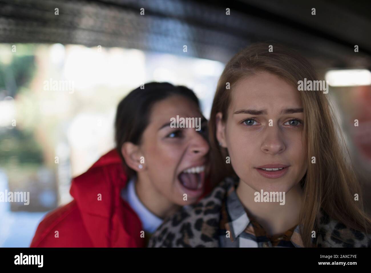 Wütende junge Frau, die einen Freund anschreit Stockfoto