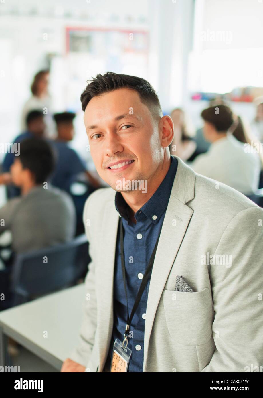 Portrait selbstbewusste männliche High-School-Lehrerin im Klassenzimmer Stockfoto