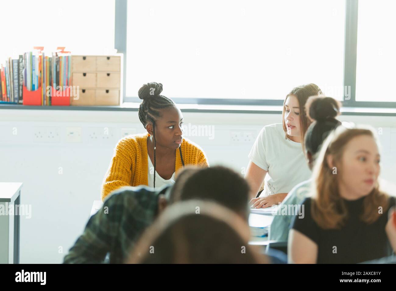 Schüler der High-School-Mädchen reden und machen Hausaufgaben im Klassenzimmer Stockfoto
