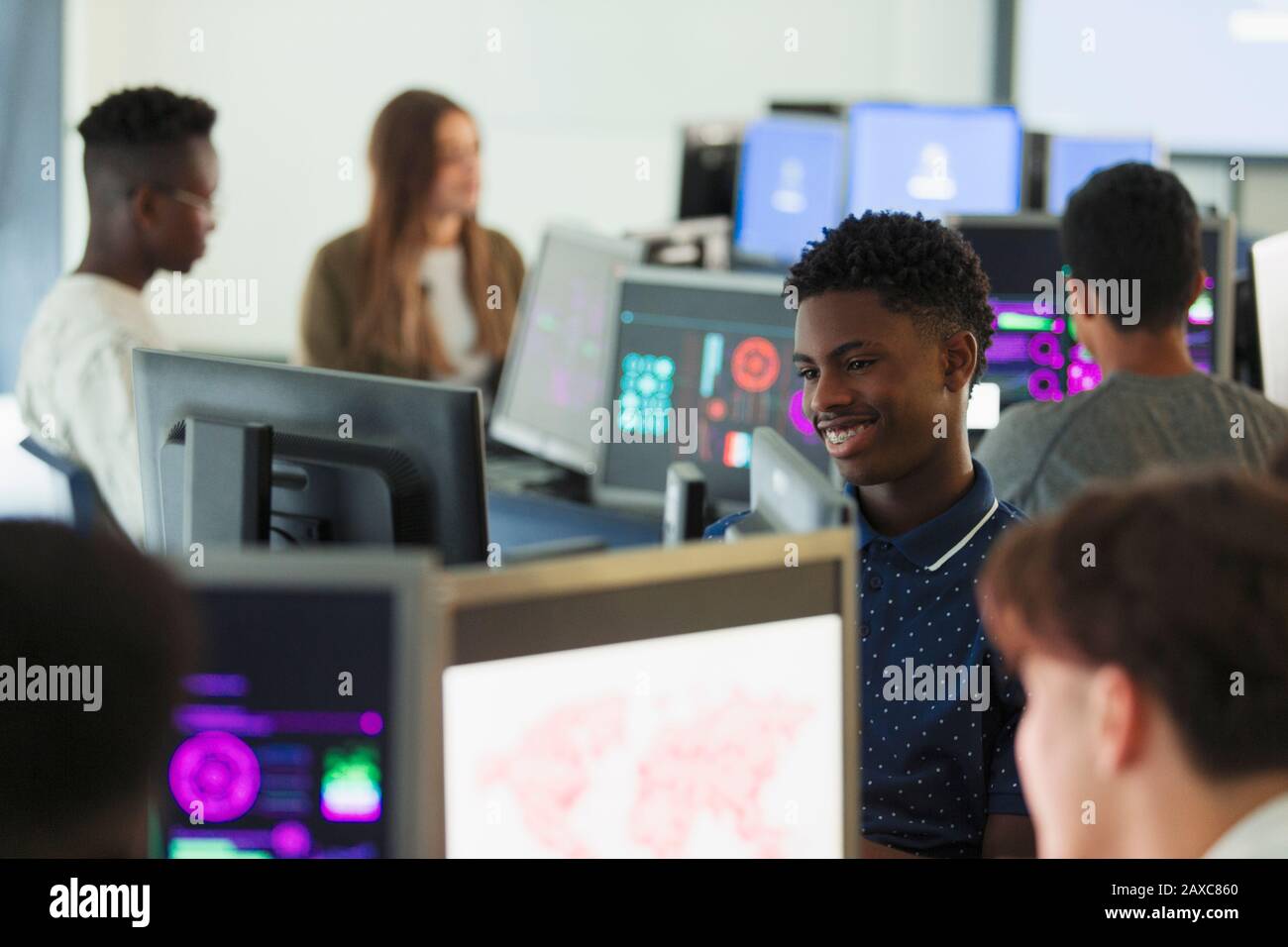 Junior high Schüler den Computer im Computer Lab Stockfoto