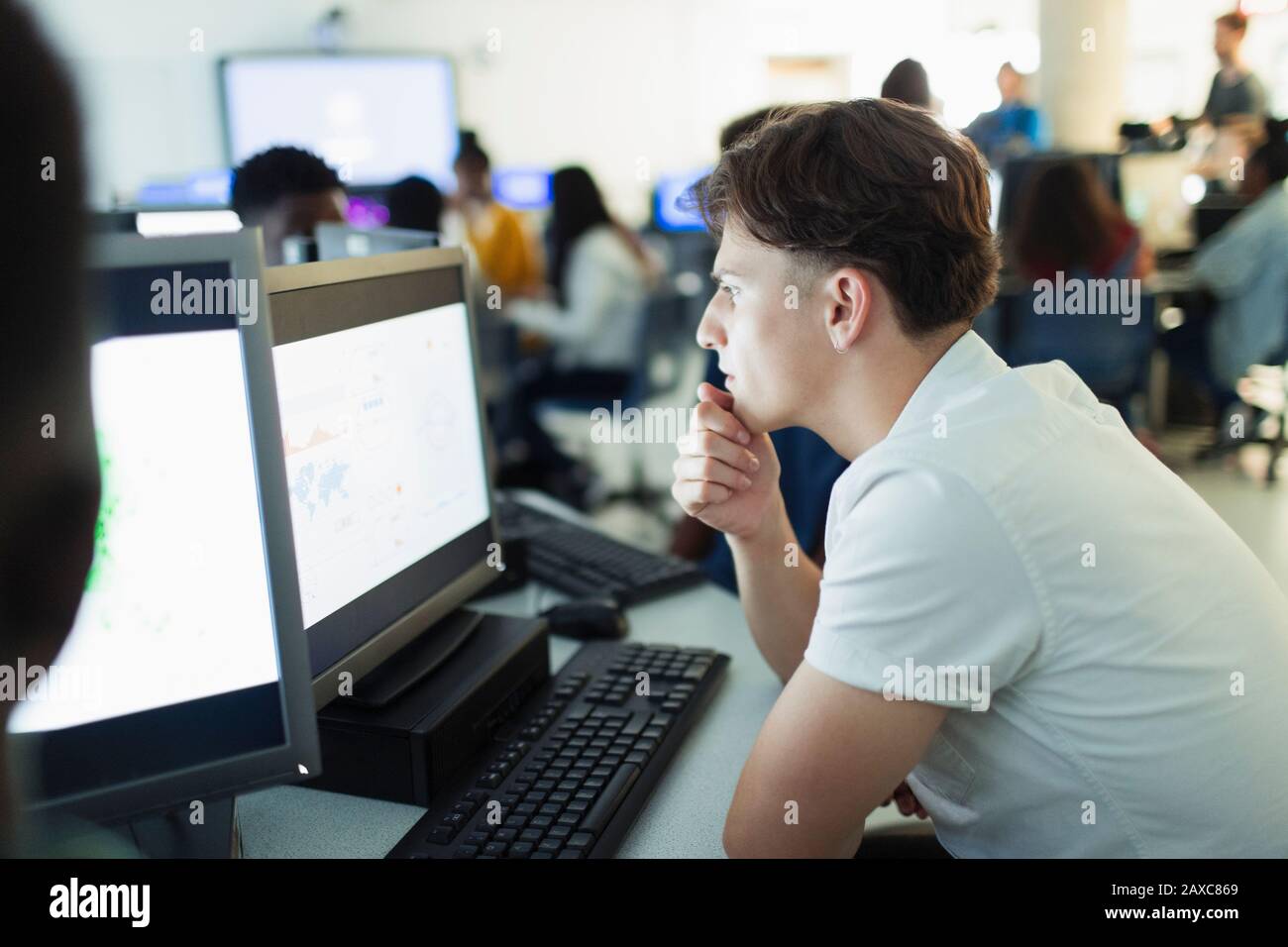 Junior High junge Schüler Computer im Computer Lab konzentriert Stockfoto