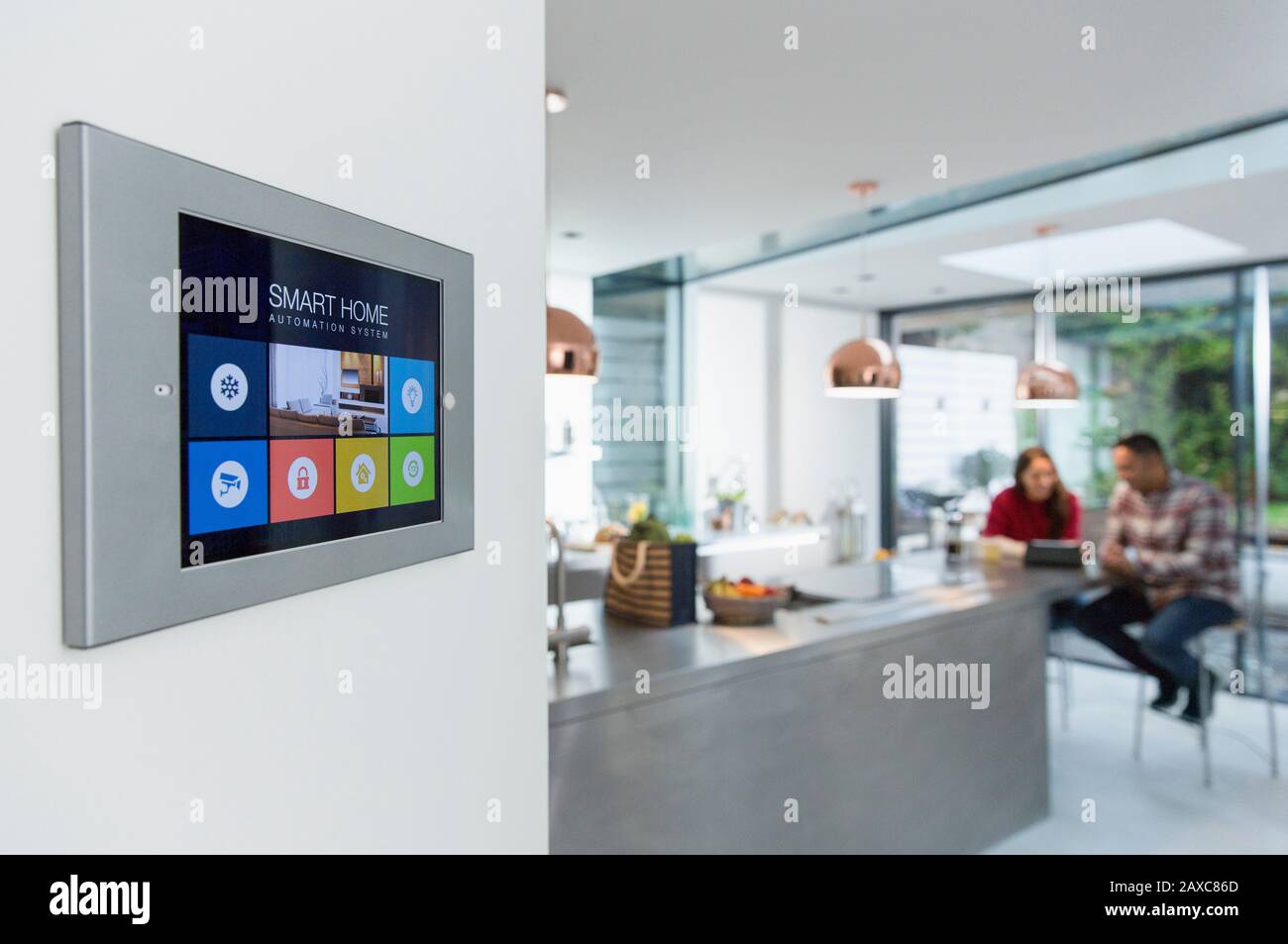 Smart Home Navigationssystem Touchscreen an Küchenwand Stockfoto