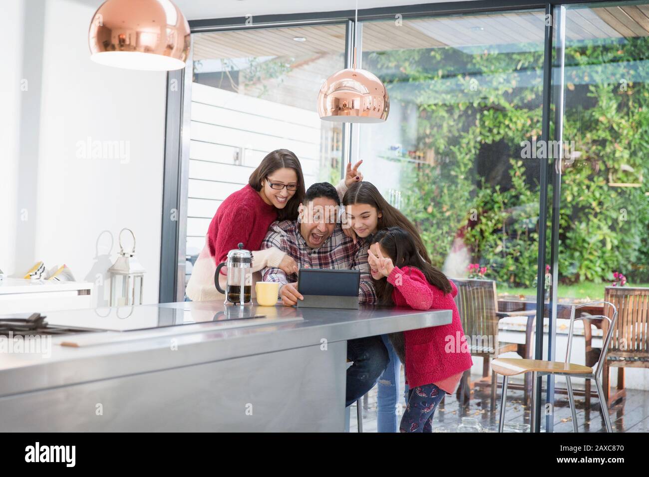 Verspielte Familie, die selfie mit digitalem Tablet in der Morgenküche mitnimmt Stockfoto