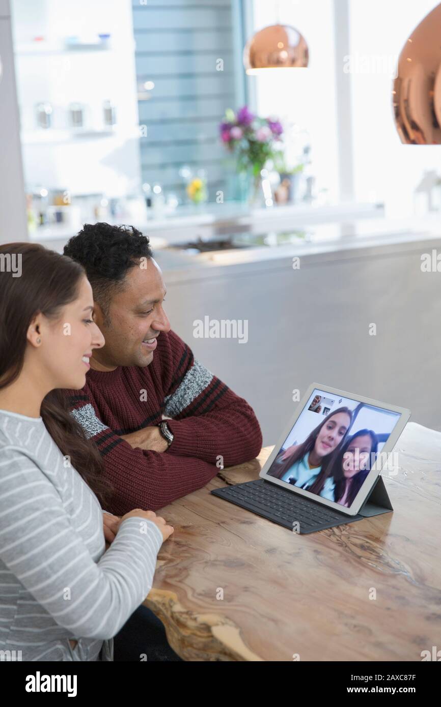 Eltern Videokonferenzen mit Töchtern auf digitalem Tablet Stockfoto
