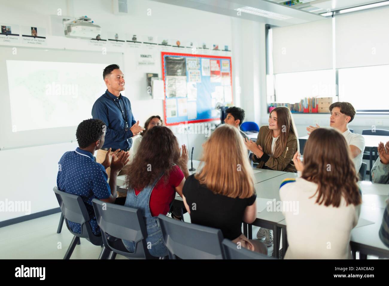 Schüler der High School klatschen für Lehrer in der Debattierklasse Stockfoto