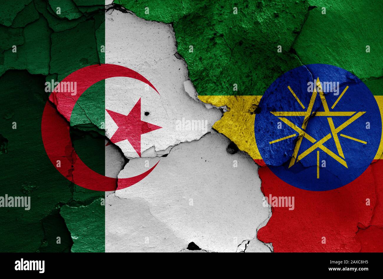 Flaggen von Algerien und Äthiopien auf gerissene Wand gemalt Stockfoto