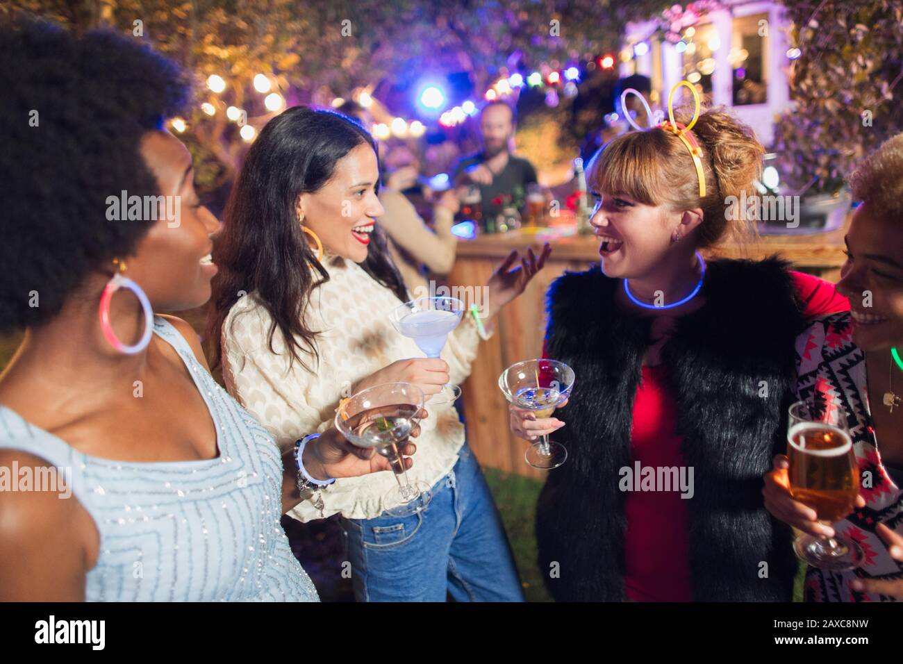 Fröhliche Freundinnen trinken Cocktails auf der Party Stockfoto