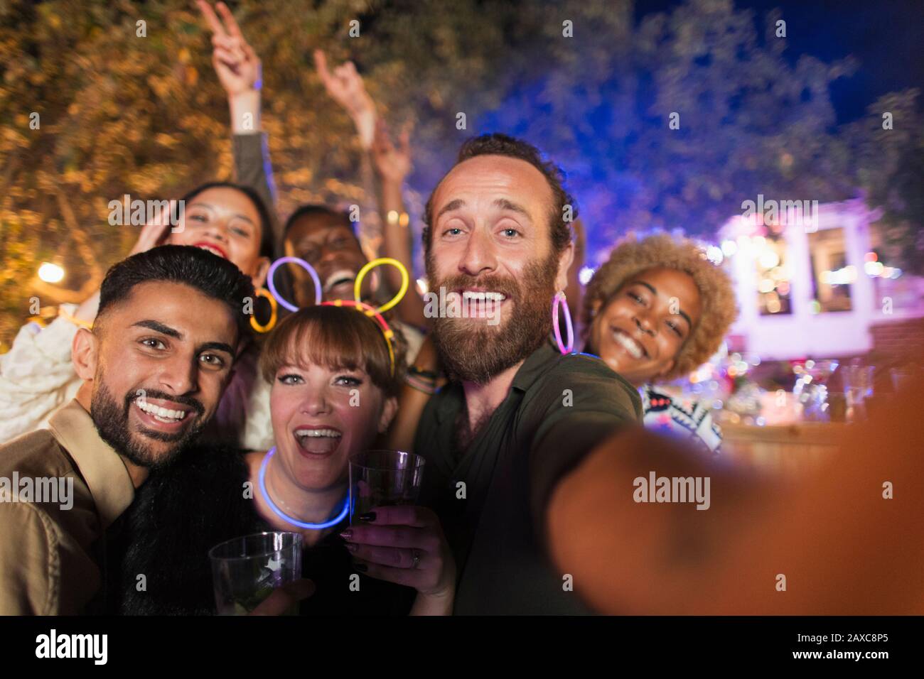 Selfie Sicht fröhliche Freunde, die Party genießen Stockfoto