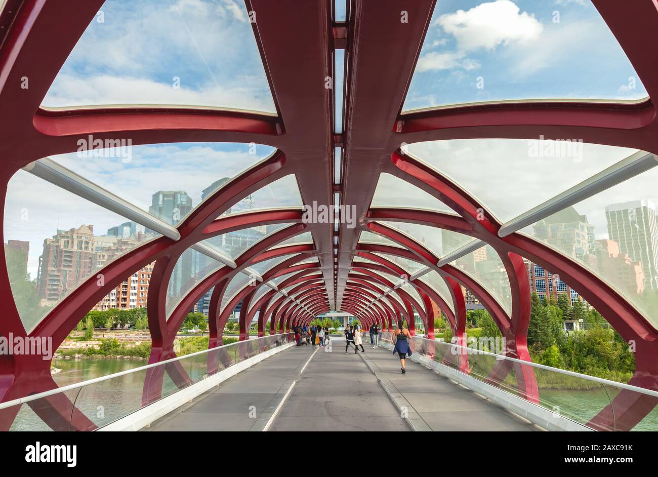 Die Struktur der Peace Bridge an der Prince's Island Park, Calgary, Alberta, Kanada. Stockfoto