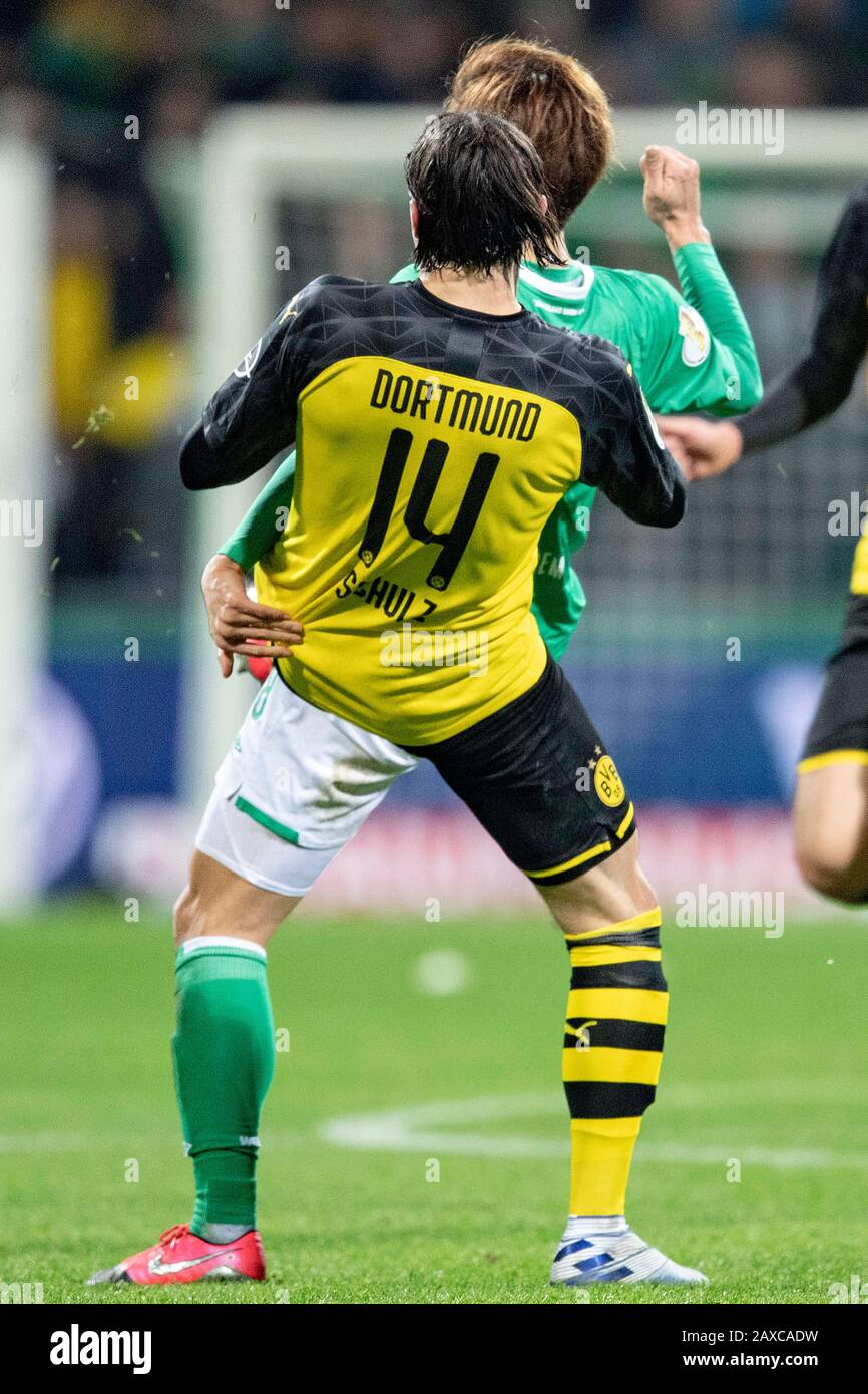 Zwei verschiedene Beine; Nico SCHULZ (DO) verdoppelt sich mit Yuya OSAKO  (HB); Duelle fotografiert von hinten; Action, Spielszene; lustige, lustige  Abbildung, Foto, seltsam, seltsam, lustig, lustig; Fußball, DFB-Pokal,  Runde 16, SV Werder