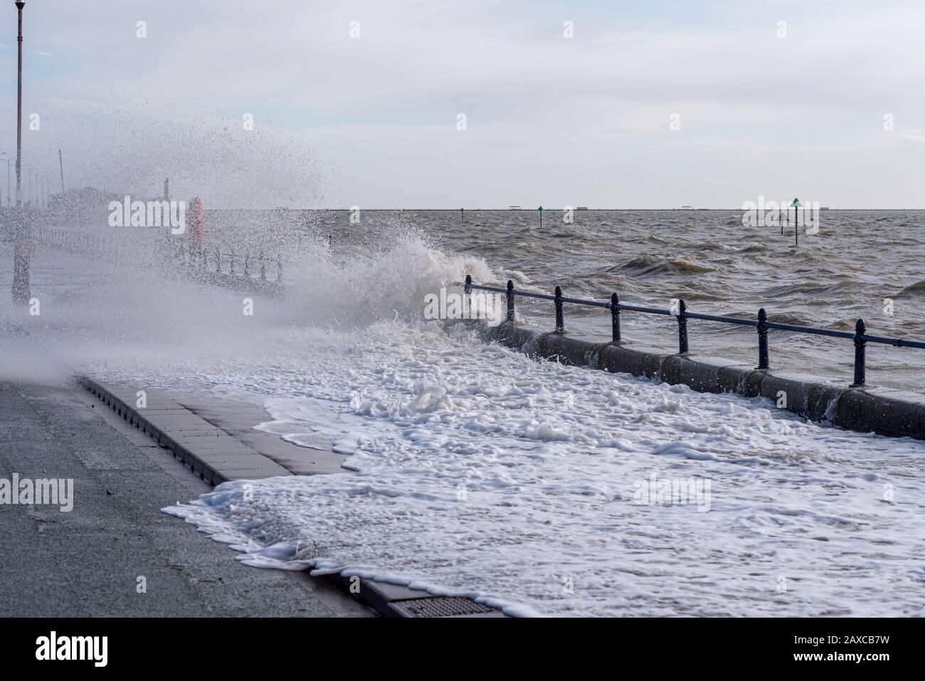 Meerwasser, das sich während der Sturmflut Ciara über den Gehweg der Promenade von Western Esplanade, Westcliff, Southend on Sea, Essex, Großbritannien wascht Stockfoto