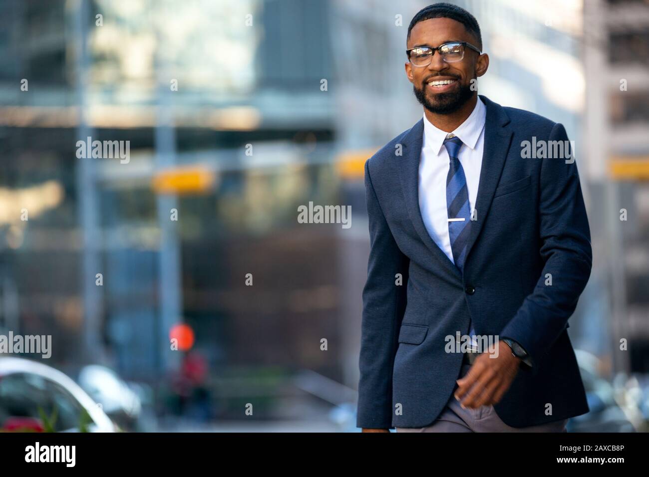 Stilvolles, hübsches Geschäftsmodell Business man, Executive, Corporate Professional in modernem schicken Anzug, charmantes Lächeln Stockfoto