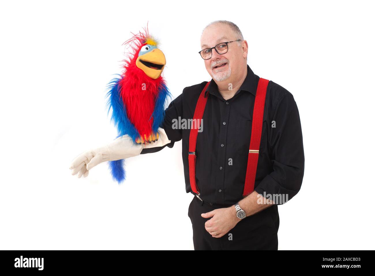 Ein Ventriloquist mit Papagei am Arm Stockfoto