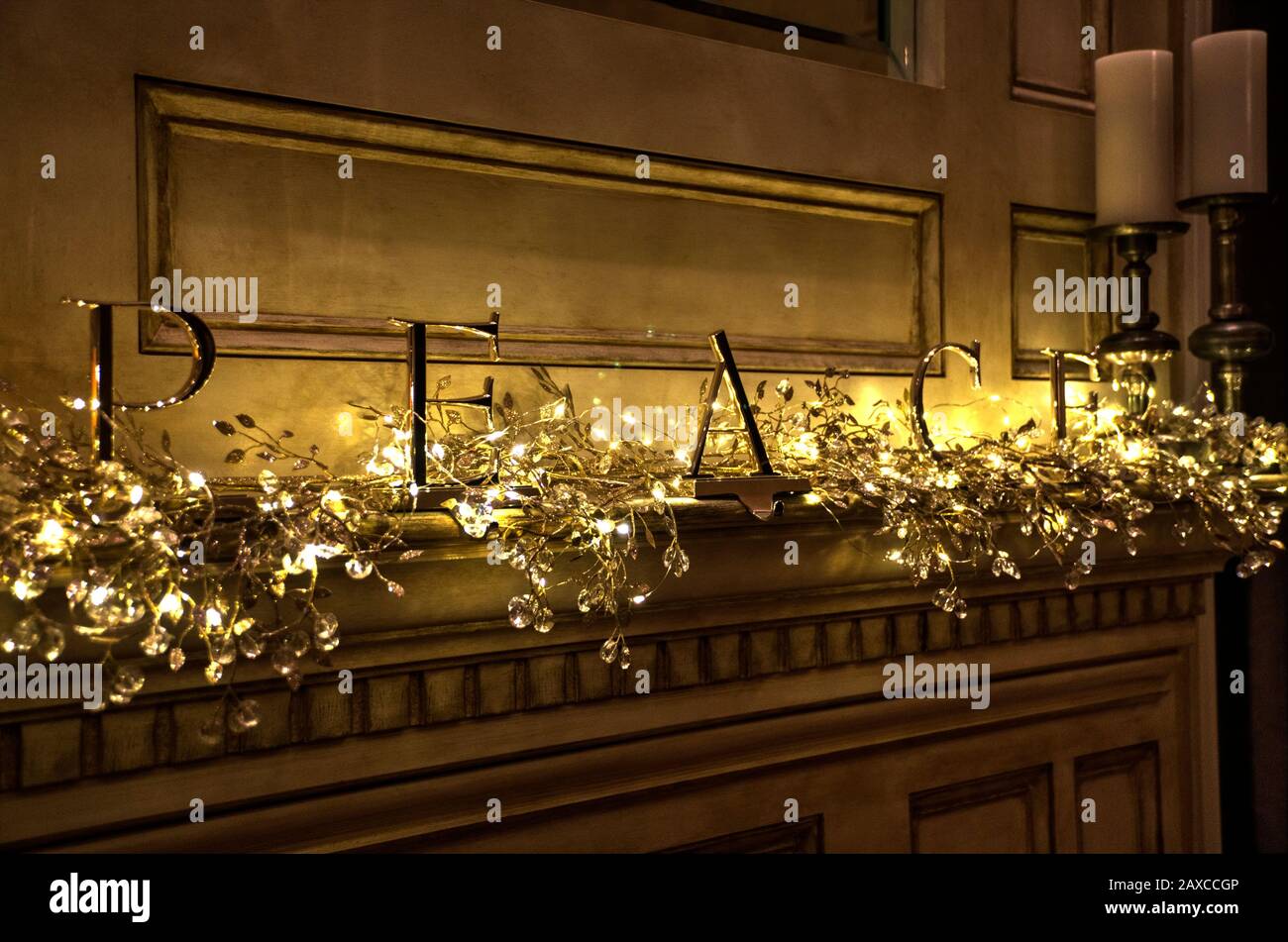 Weihnachtsdekoration. Kamin. Leuchtet. Frieden. Stockfoto