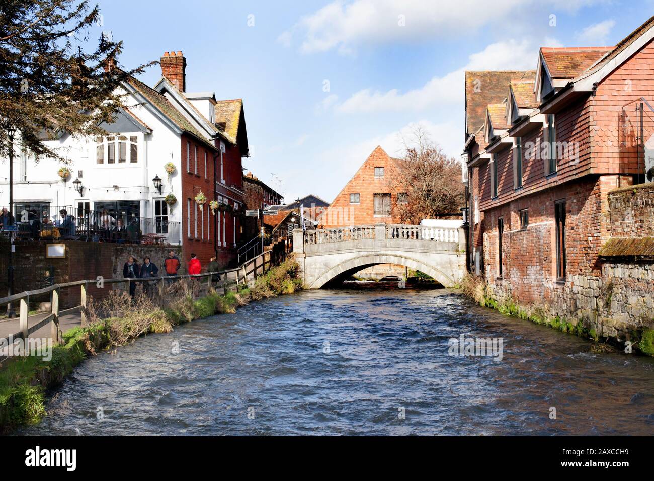 Ein Flusslauf in Winchester, Großbritannien Stockfoto