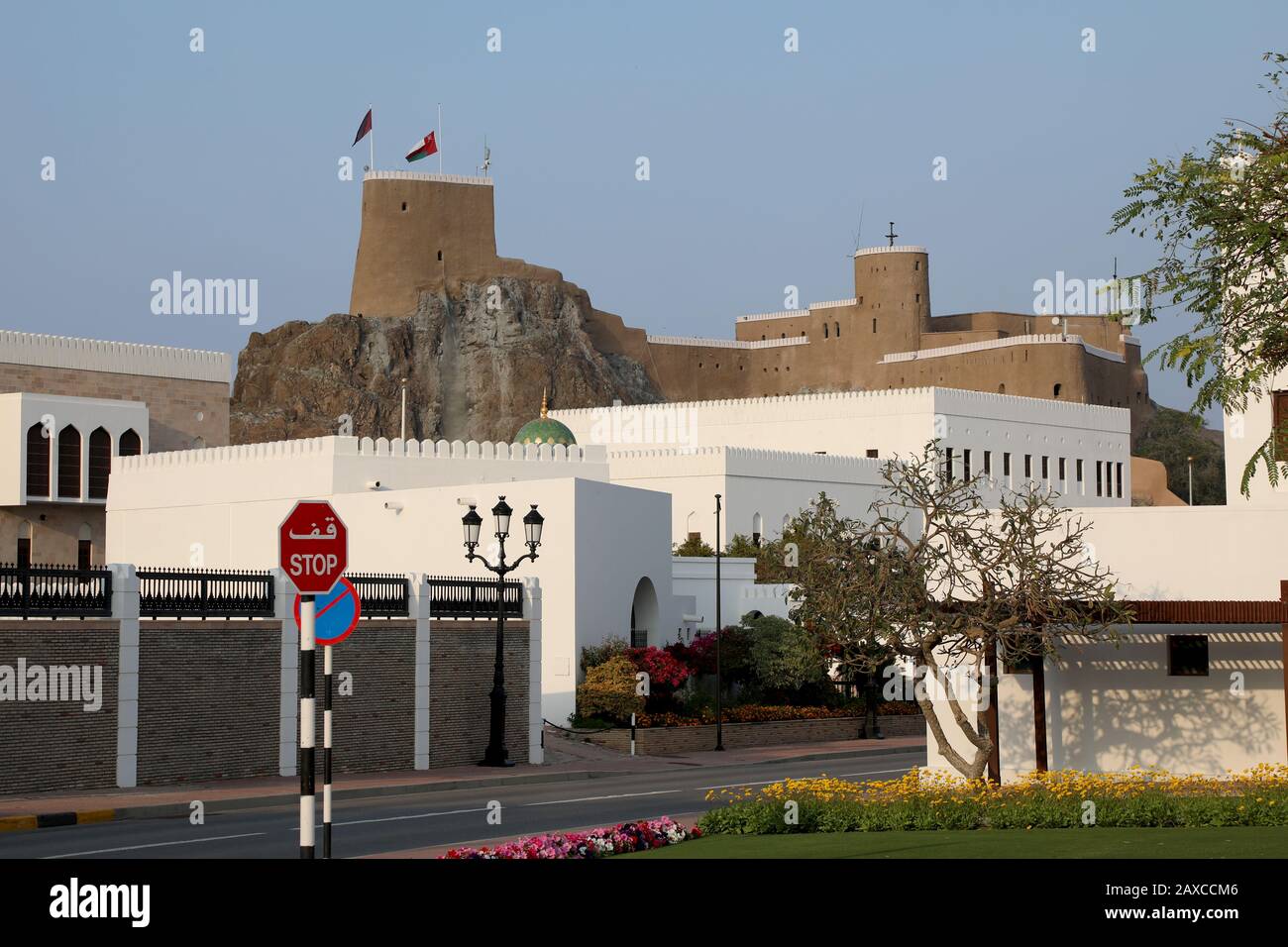 Muscat/Oman - 11. Februar 2020: Al Mirani Fort erhebt sich über nahe gelegene Gebäude in der omanischen Hauptstadt Muscat Stockfoto