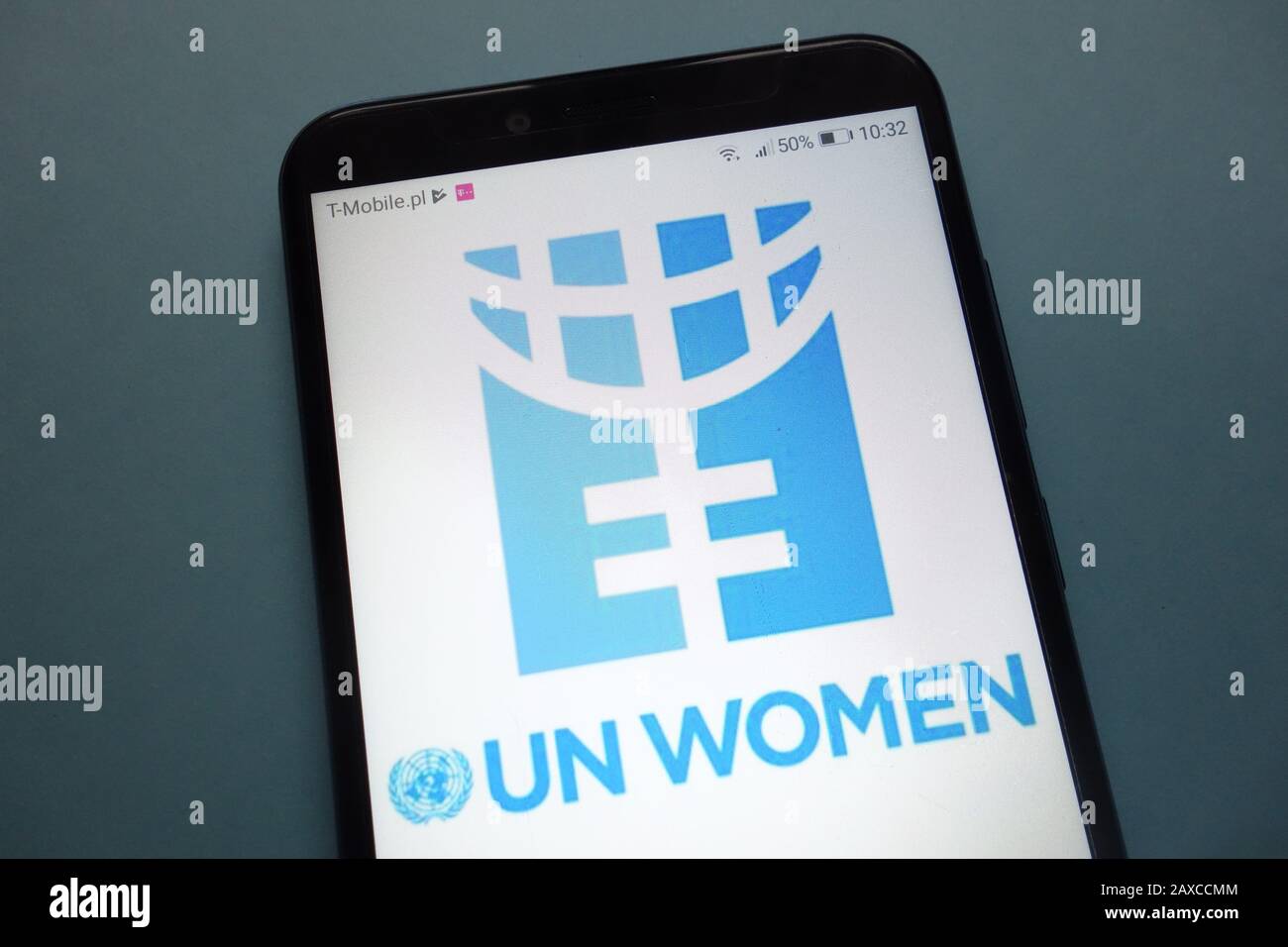 Logo der Vereinten Nationen für die Gleichstellung der Geschlechter und die Förderung von Frauen (UN-Frauen) auf dem Smartphone Stockfoto