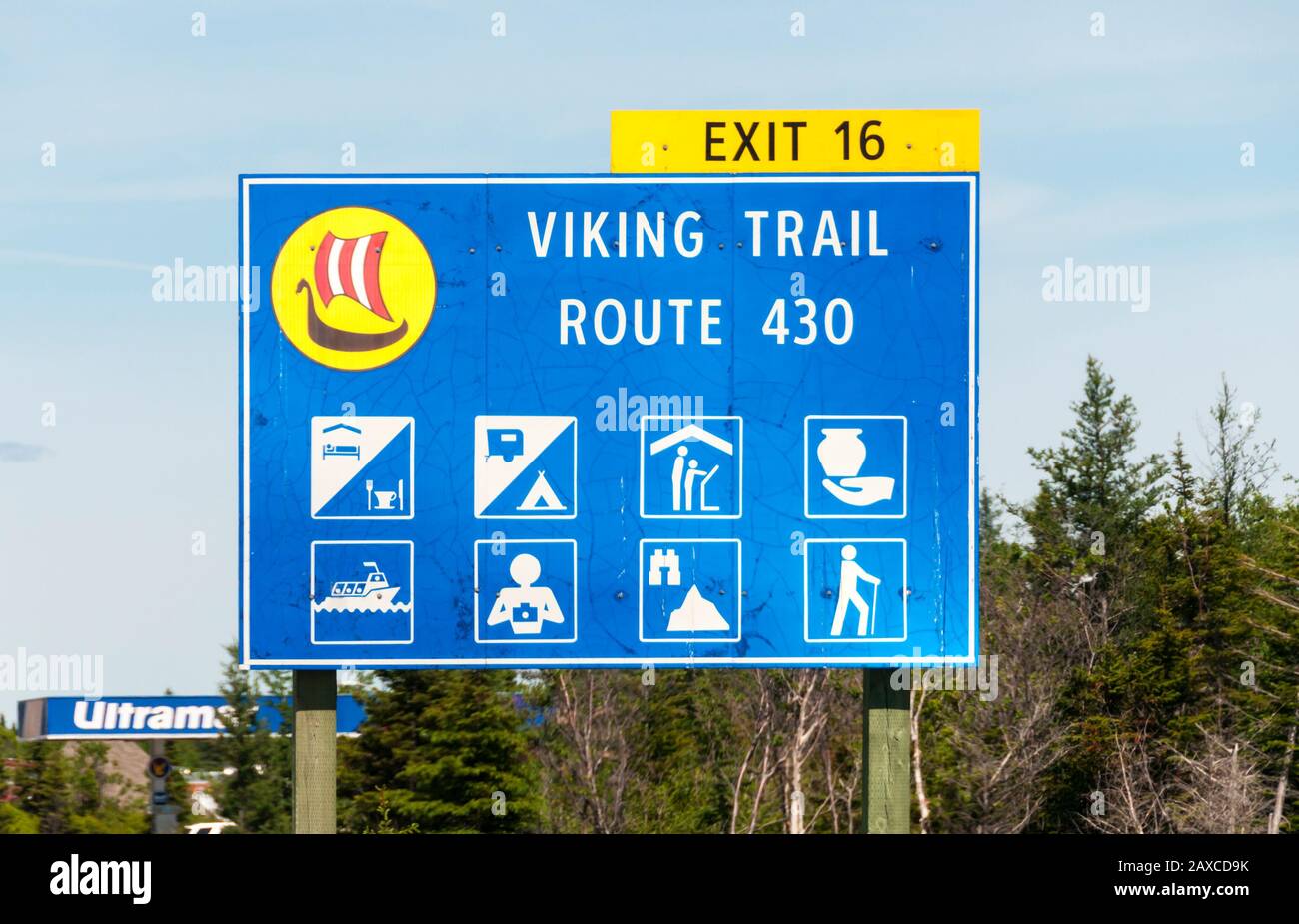Straßenschild für Rote 430, The Viking Trail, in Corner Brook, Neufundland. Mit Symbolen für verschiedene Touristenattraktionen. Stockfoto