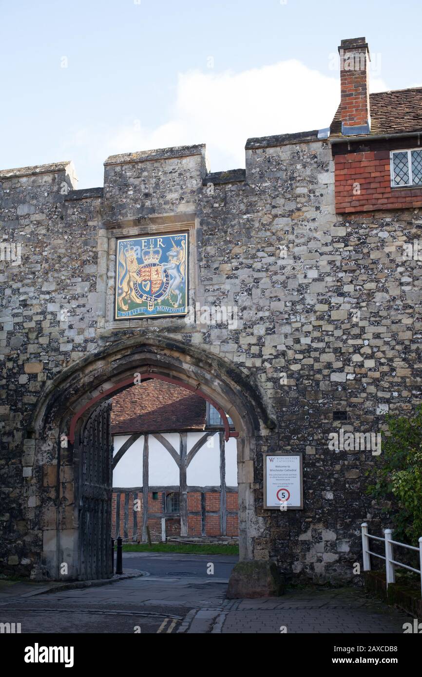 Der Eingang zur Kathedrale von Winchester, Hampshire UK Stockfoto