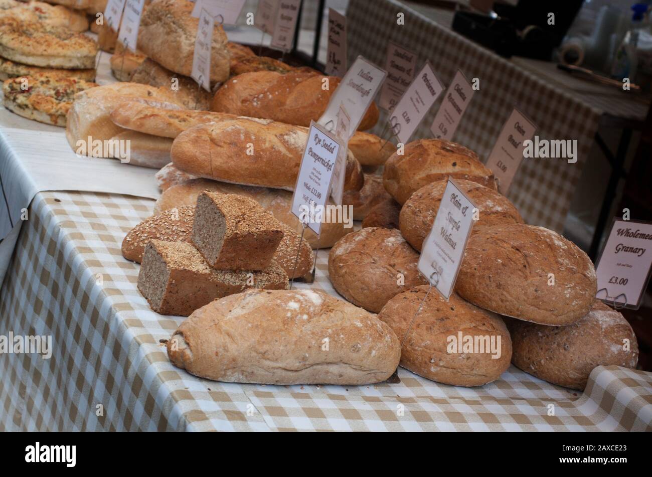 Brotlaibe an einem Marktstand in Winchester, Großbritannien Stockfoto