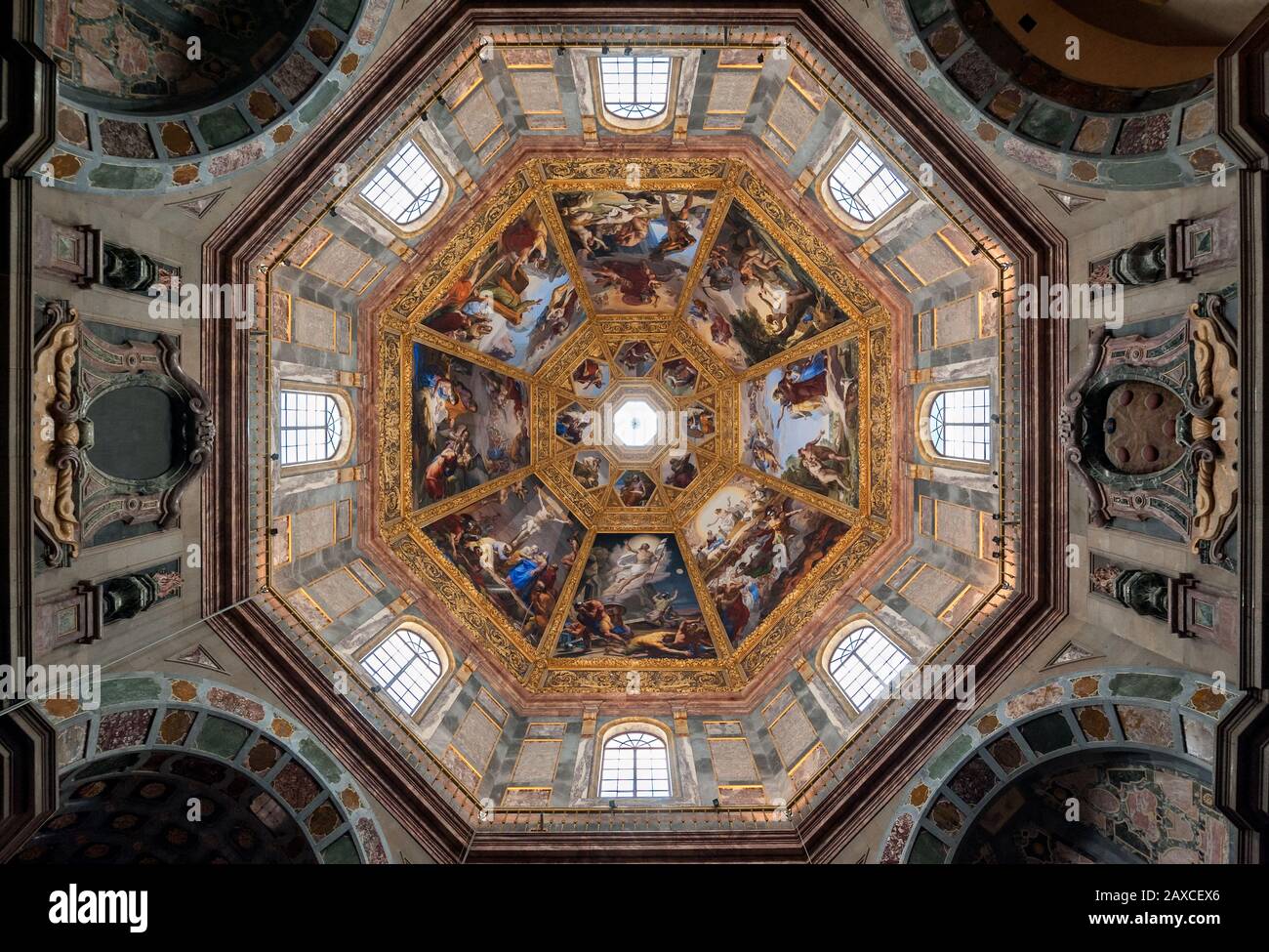 Florenz, Italien - 2020, 2. Februar: Die Prinzenkapelle ist ein monumentales Mausoleum, das vollständig in polychromen Marmor und mit Fresken dekoriert ist. Stockfoto