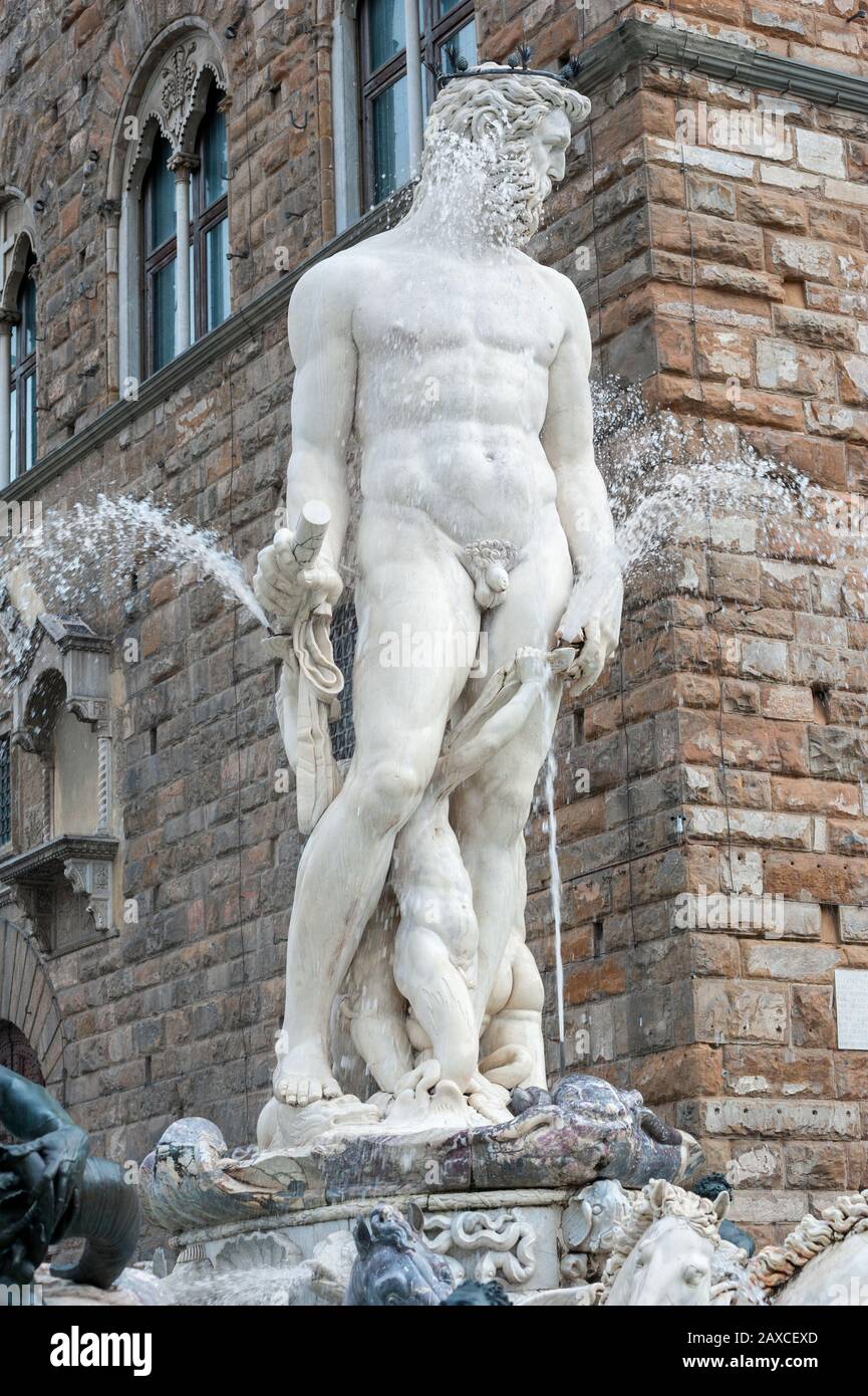 Florenz, Italien - 2020, 2. Februar: Der Neptun Brunnen auf der Piazza della Signoria vor dem Palazzo Vecchio. Entworfen von Baccio Stockfoto